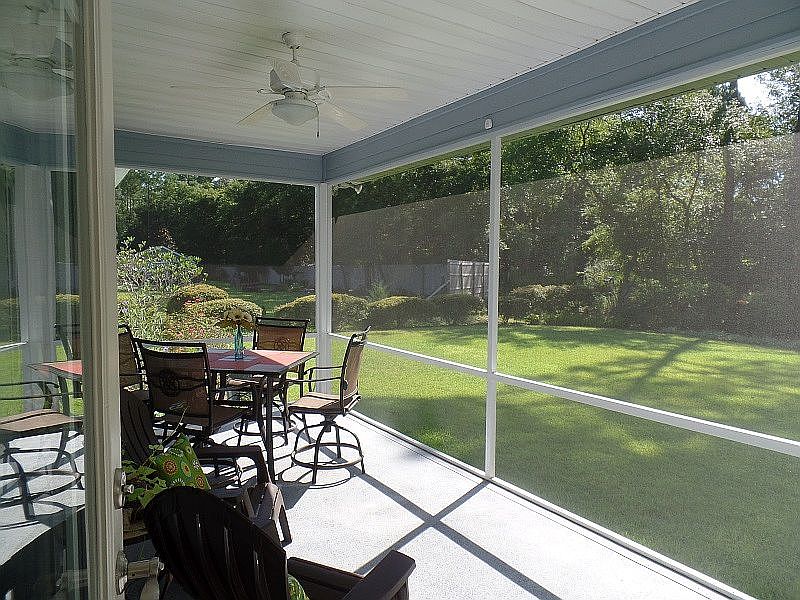 Screened-in porch 
