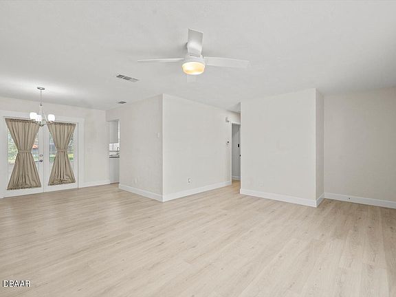 4th image of 215 Leisure Cir