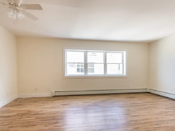 https://photos.zillowstatic.com/fp/9e16edb456ff5d69bd451f7985863118-p_e.webp