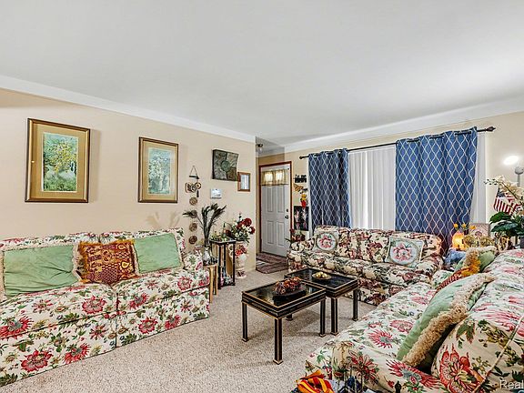 3rd image of 30955 Iroquois Dr