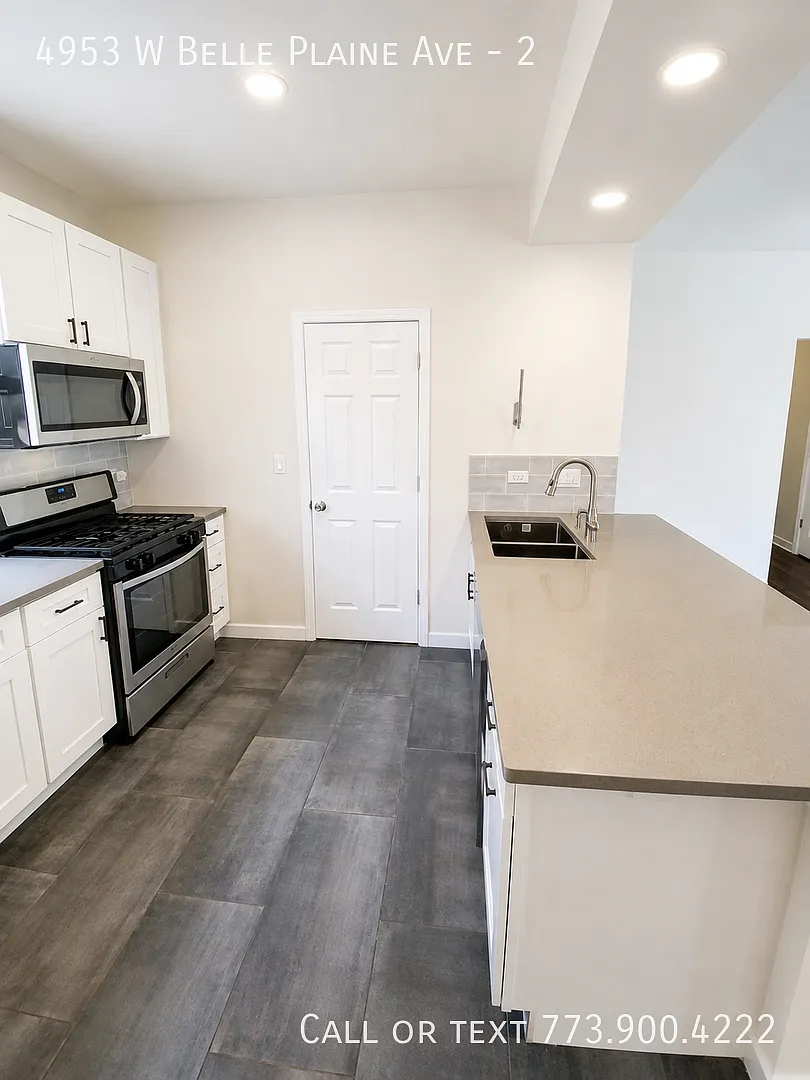 Update Portage Park 3 bedroom 1 Bath with in unit laundry — Photo 3