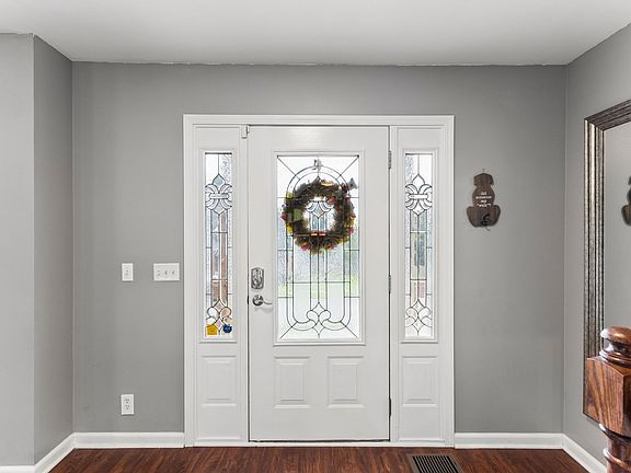4th image of 107 Camden Ct N