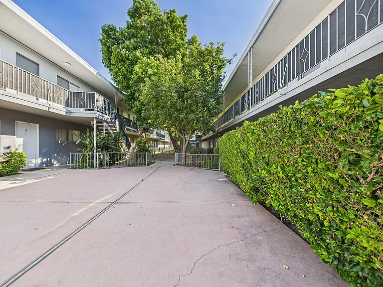 Roscoe Terrace — Photo 49