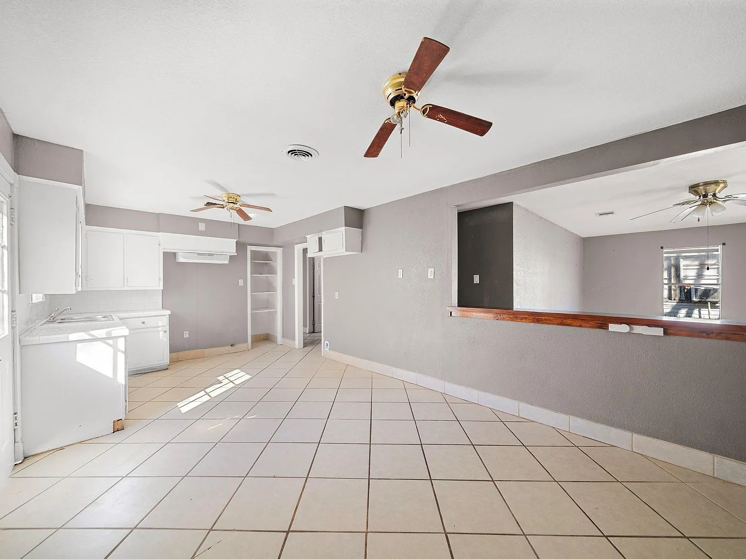 3 bed, 1.0 bath, 1916 sqft, $1,600 — Photo 2