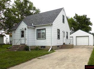 422 W 3rd St, Winthrop, MN 55396