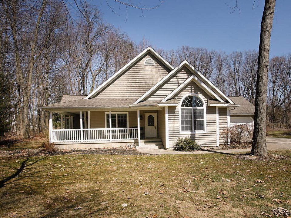 1st image of 46884 Woodfield Dr