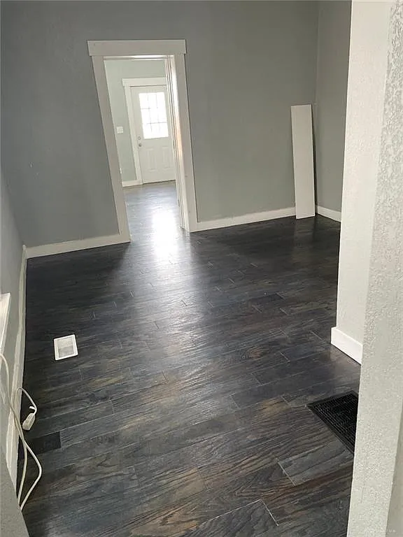 3 bed, 1.0 bath, 2240 sqft, $1,200 — Photo 4