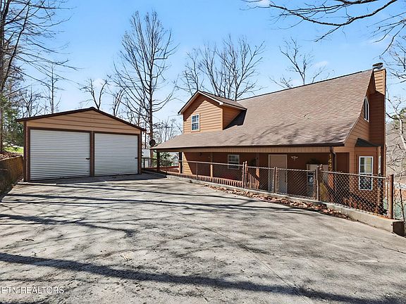 3rd image of 1447 Cove Pointe Rd