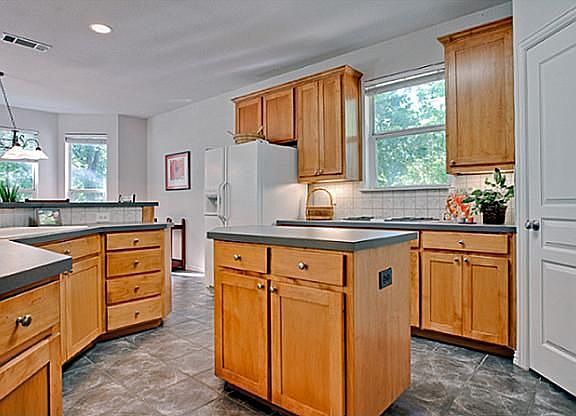 4th image of 680 Majestic Oaks Dr