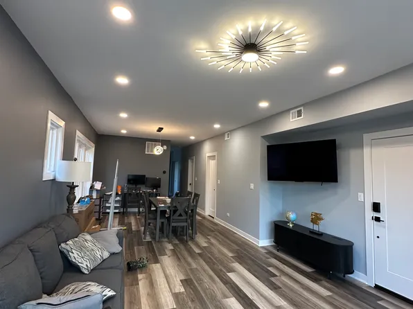 5131 W Roscoe St #1, Chicago, IL 60641