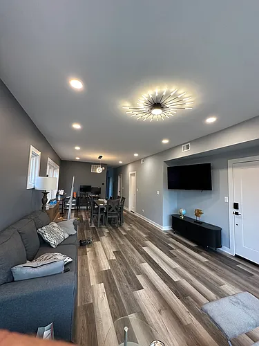 5131 W Roscoe St Photo 1