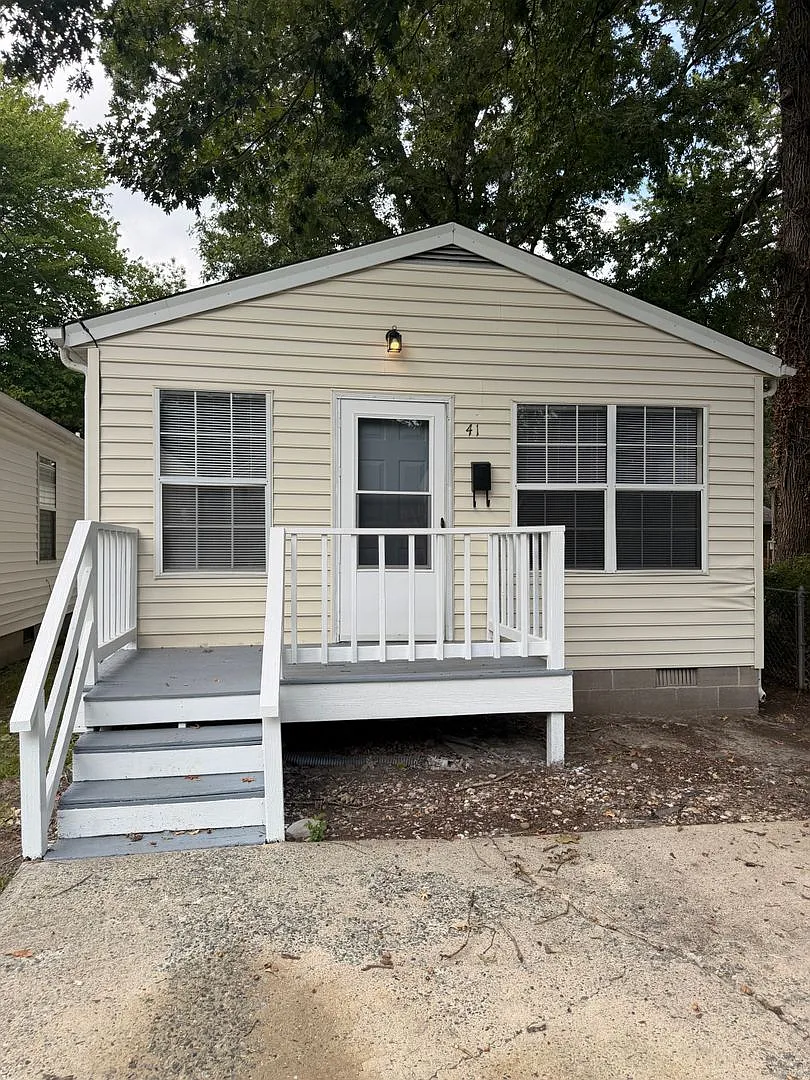 Renovated 1 story ready for move in! — Photo 1