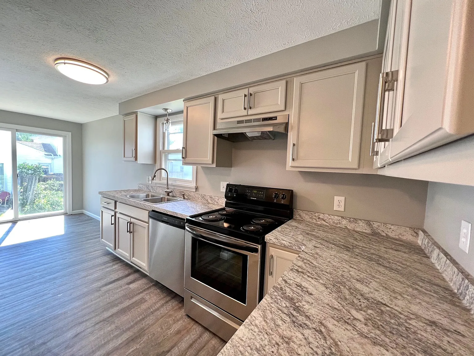 Summit Knolls Apartments and Townhomes — Photo 3