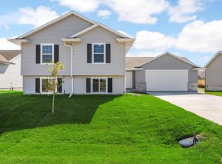 926 Indigo Dr, Palo, IA
