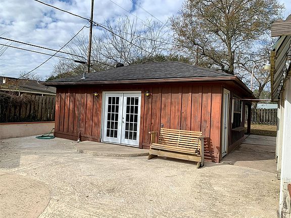 3rd image of 1905 E Texas Ave
