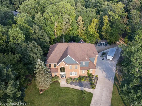 90 Lake Pines Dr, Brighton, MI 48114