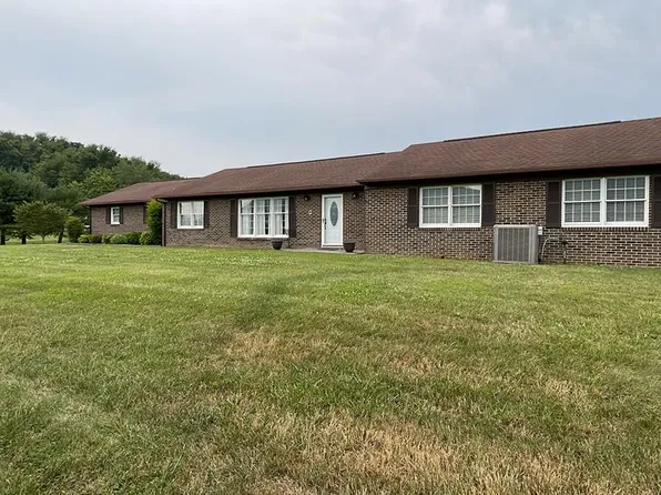 296 Pond St, Pounding Mill, VA 24637