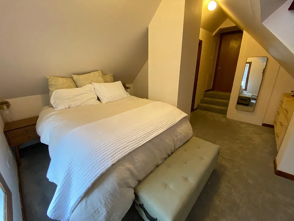 West Facing bedroom (queen sized bed pictured)