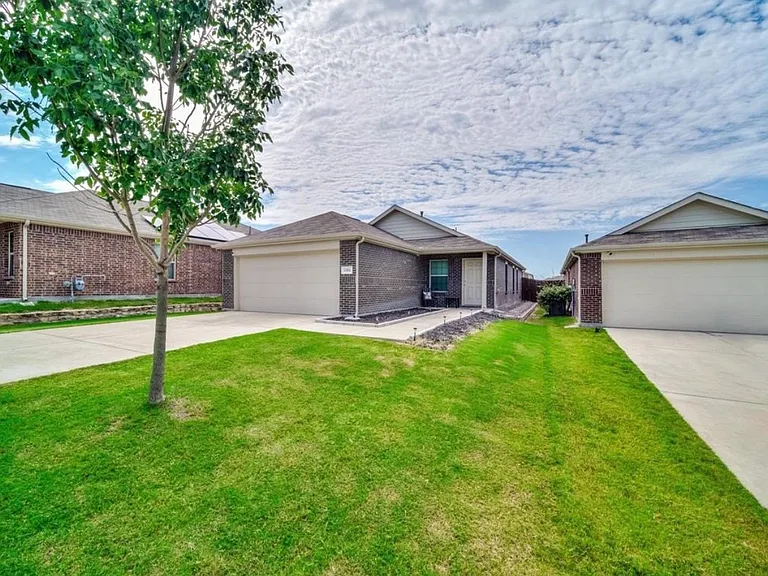 2313 Sandhill Ct — Photo 2