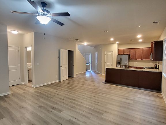 5th image of 42 Laurel Dr E