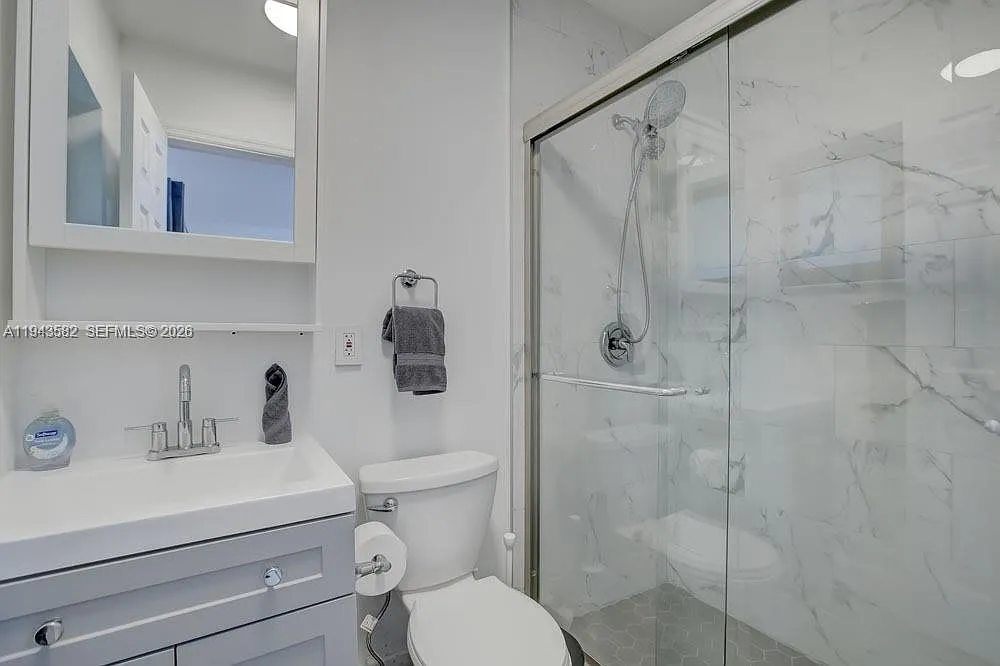 2 bed, 1.0 bath, 1000 sqft, $2,300 — Photo 2