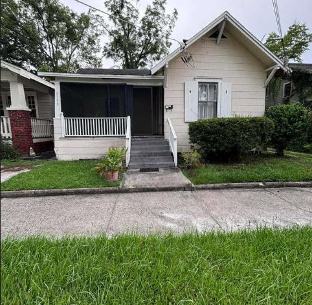 3 bed, 1.0 bath, 1200 sqft, $1,700 — Photo 1