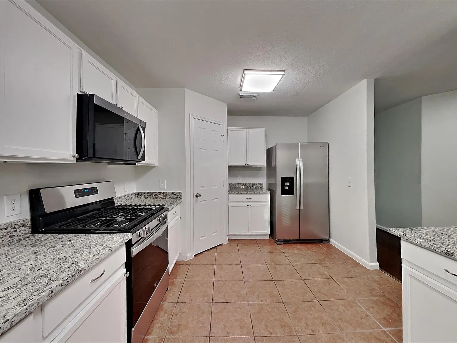 3 bed, 2.5 bath, 3262 sqft, $2,450 — Photo 4