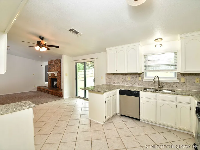 10056 S 91st East Ave — Photo 7