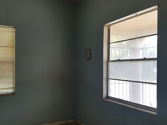 4th image of 1302 E Columbus Dr
