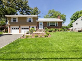 609 Oxford St, Westbury, NY 11590