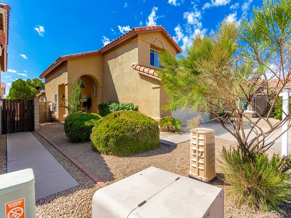 3223 E Poinsettia Dr