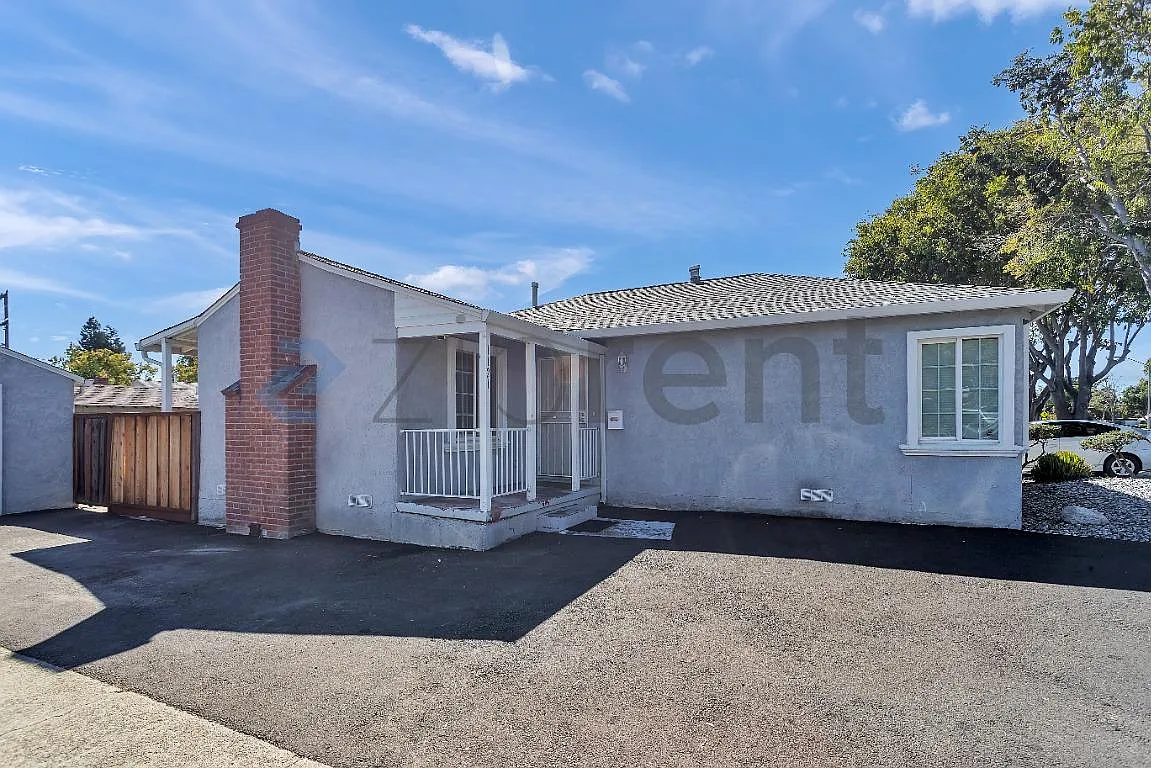 3 bed, 1.5 bath, 1392 sqft, $3,885 — Photo 3