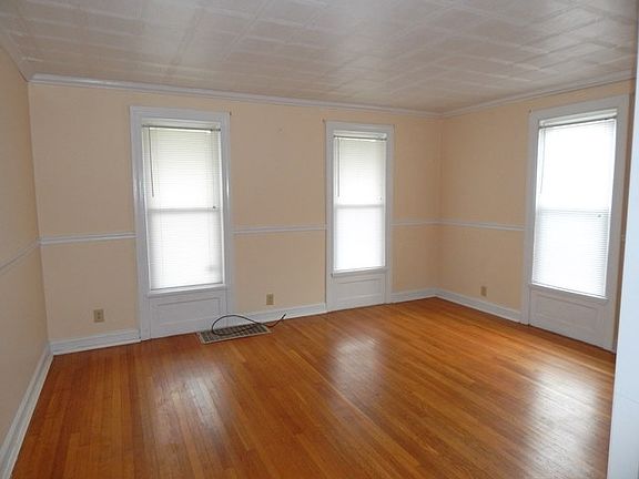 4th image of 758 Gotham St