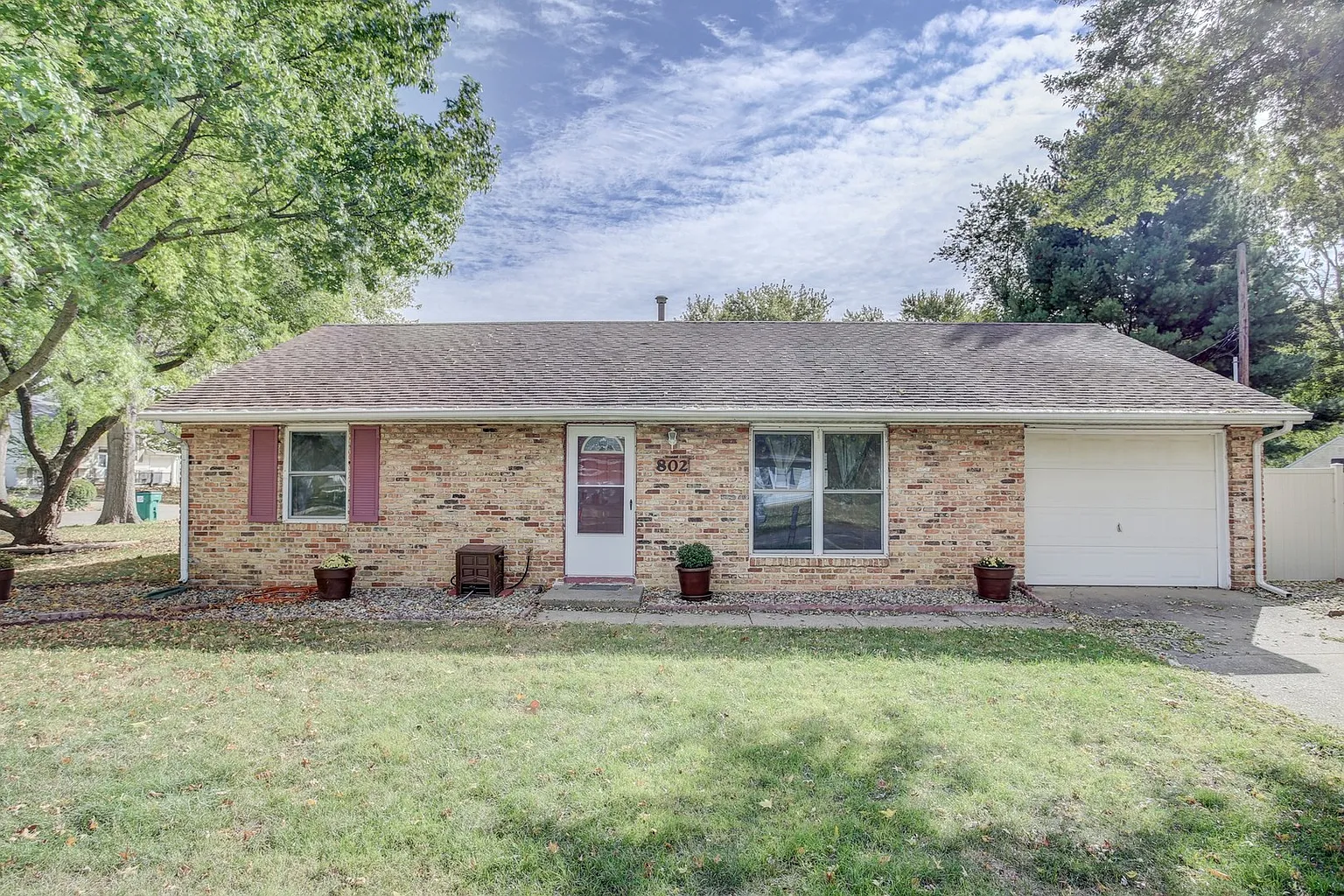 802 Maplepark Dr photo 1