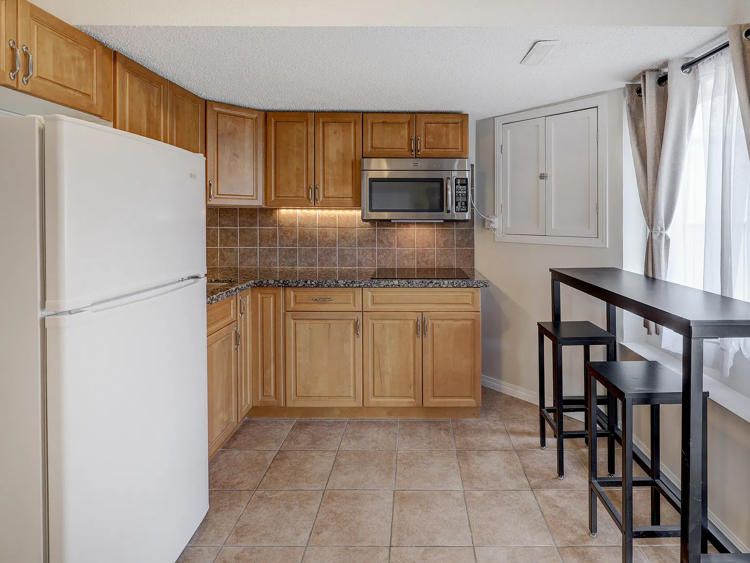 2208r 33 St SW, Calgary, AB, Canada — Photo 2