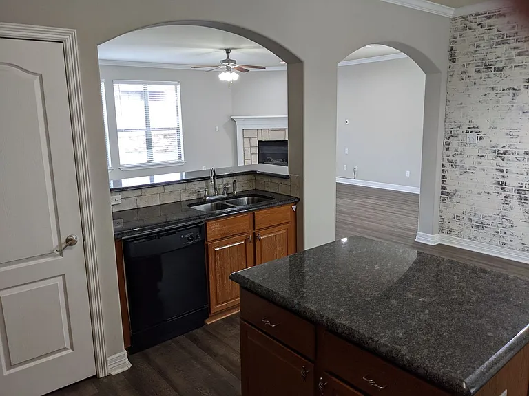 5805 Thompson Pl — Photo 8
