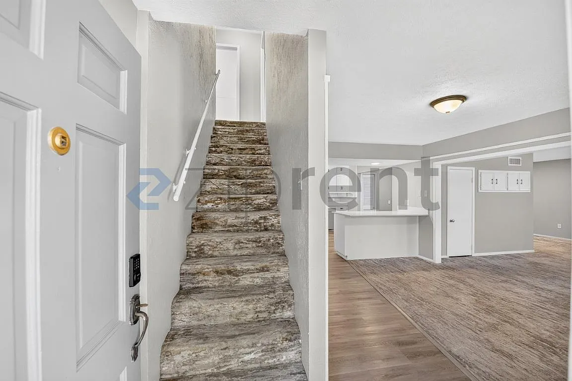 4 bed, 2058 sqft, $2,199 — Photo 4