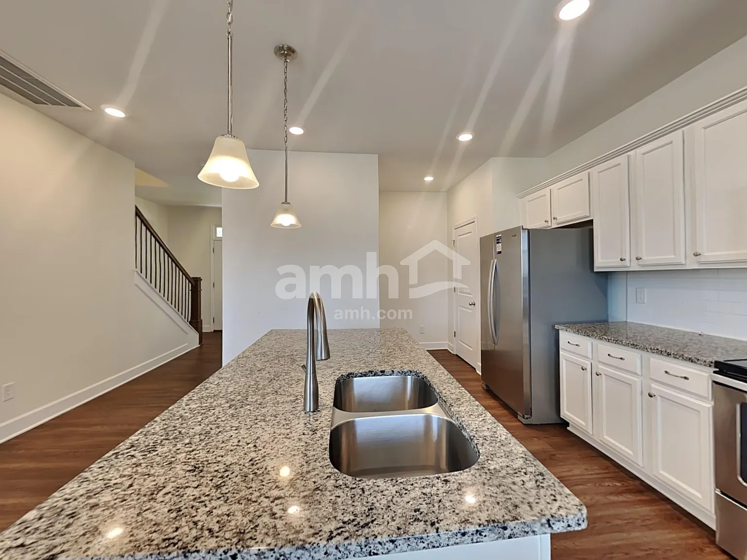 4 bed, 2.5 bath, 2366 sqft, $2,585 — Photo 3