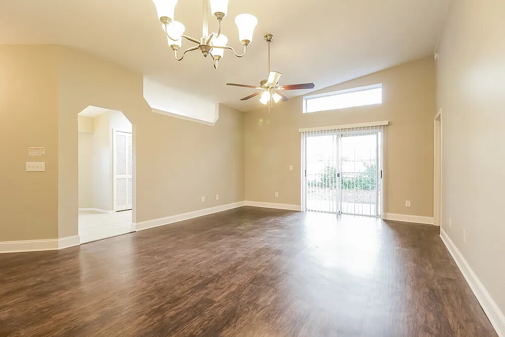 3 bed, 2.0 bath, 1392 sqft, $3,210 — Photo 2