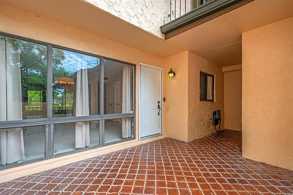 2 bed, 2.5 bath, 2288 sqft, $2,100 — Photo 4