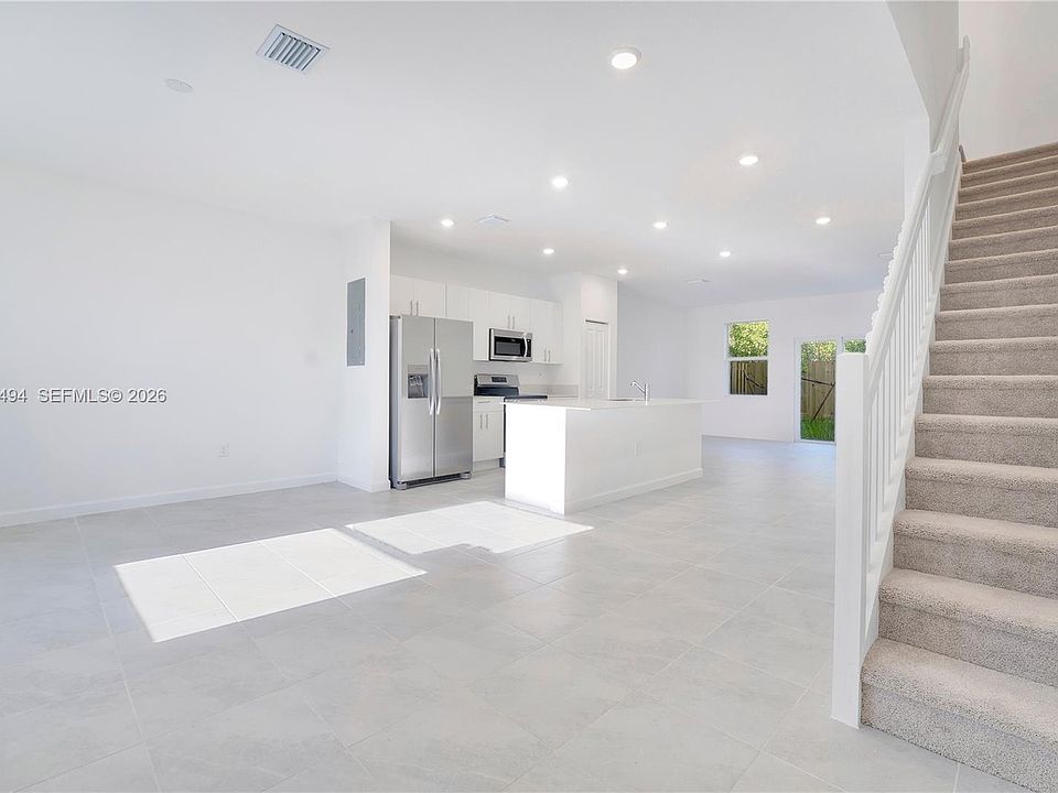 1st image of 250 SE 10th Ct #250