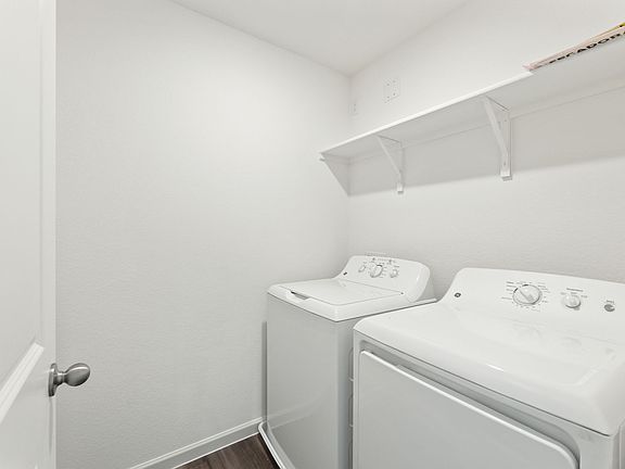 4th image of 110 Connecticut Ct