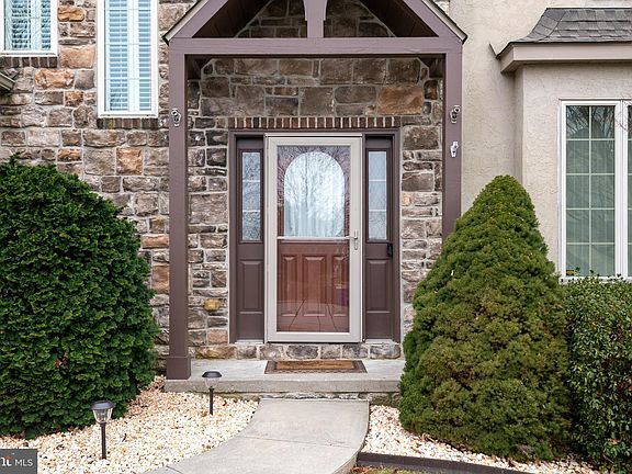 3rd image of 137 Livia Ln