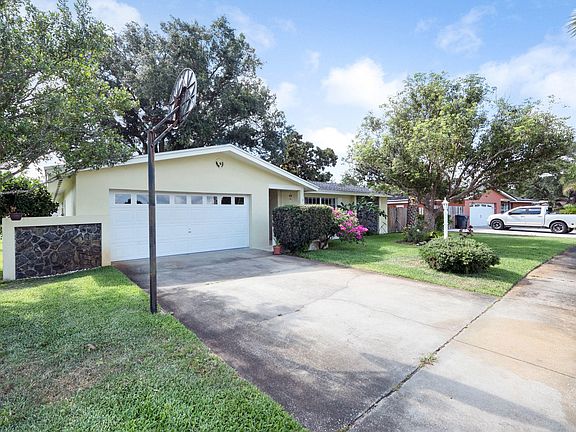 3rd image of 2590 Hutchison Pl