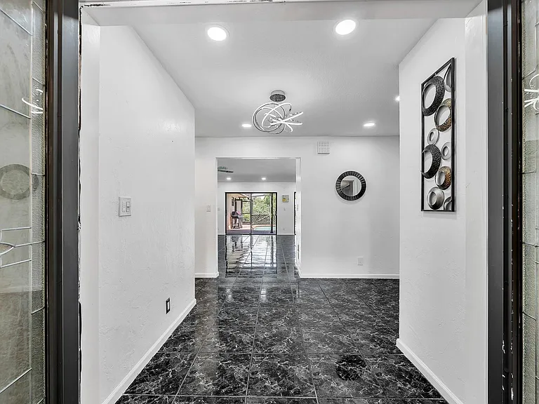 303 NW 105th Ter — Photo 10