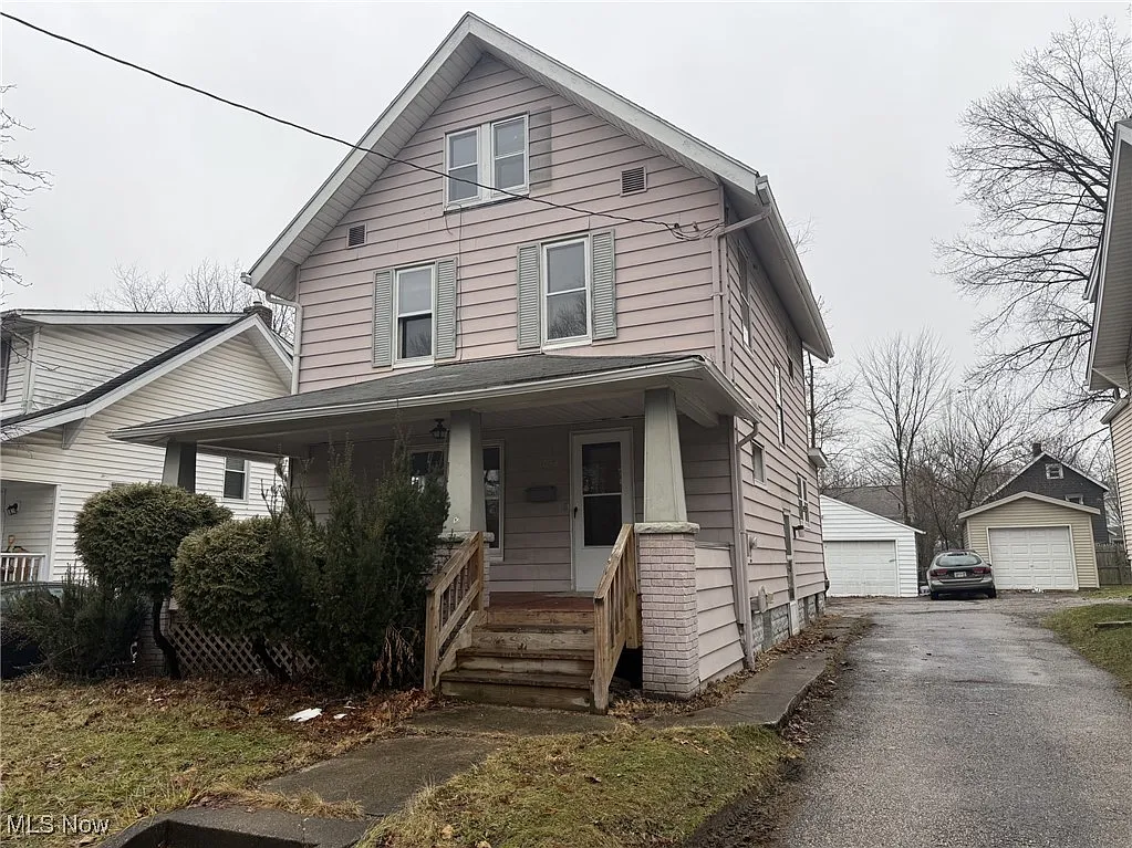 1098 Big Falls Ave photo 1