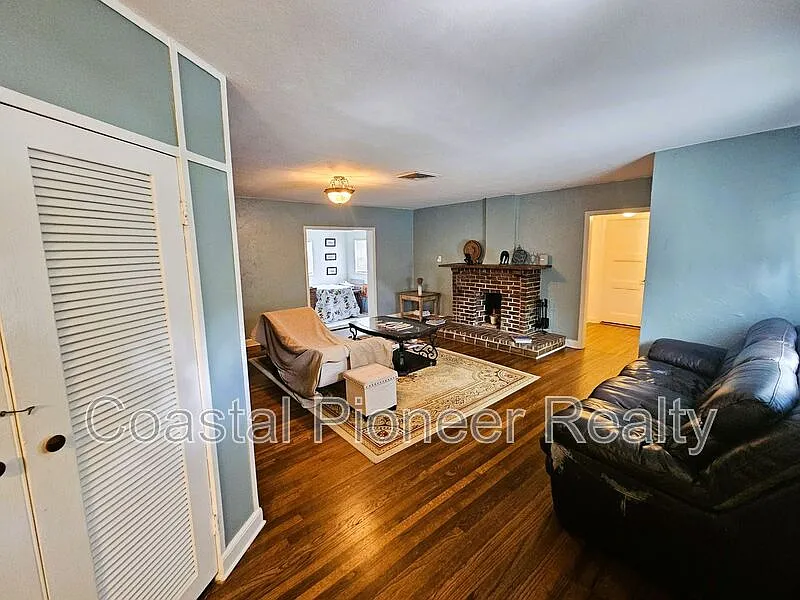 3 bed, 2.0 bath, 1702 sqft, $2,850 — Photo 4