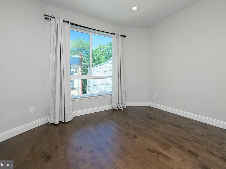 1439 N Newkirk St — Photo 19