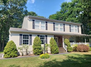 20 Margin Dr W, Shirley, NY 11967