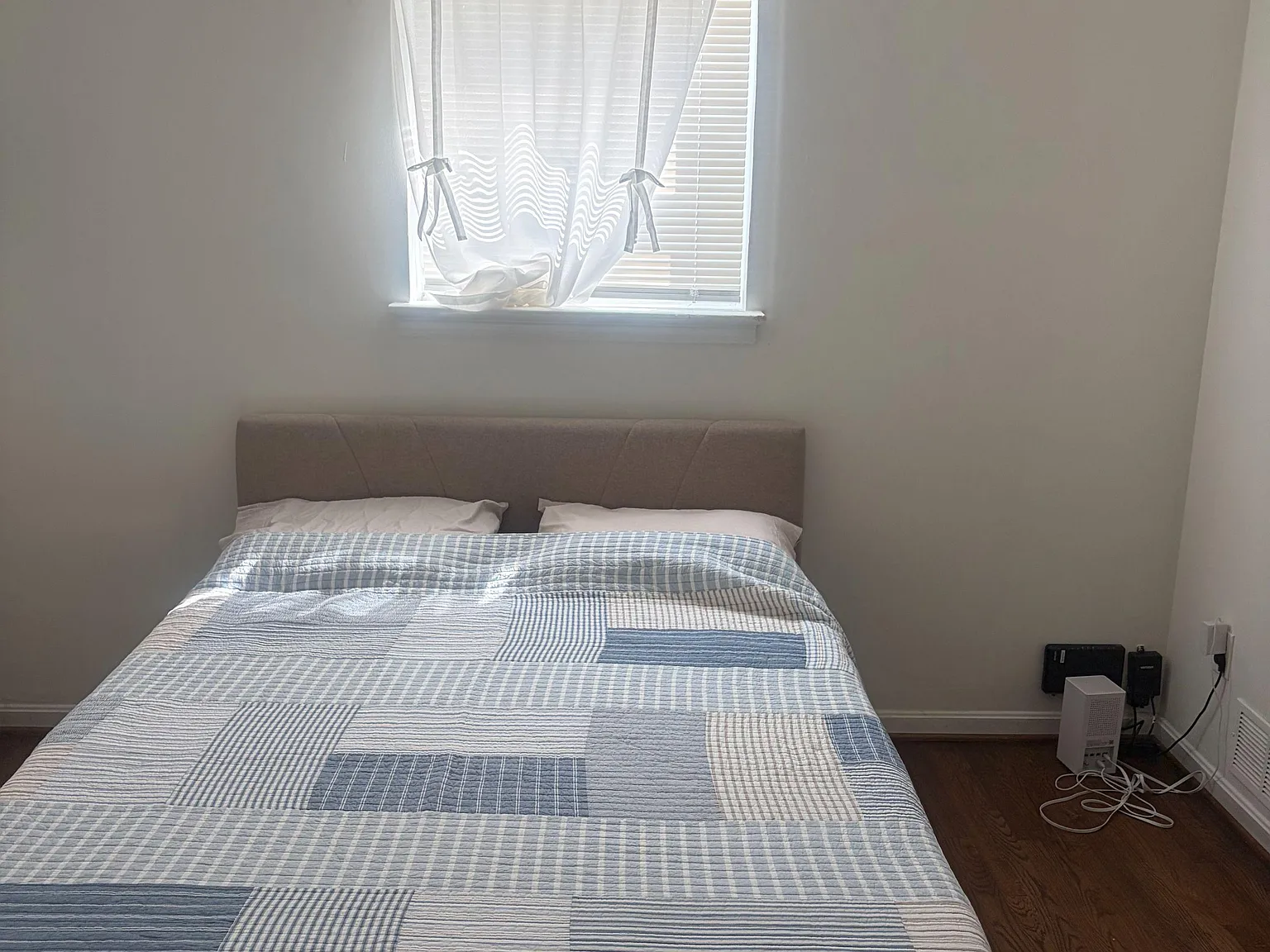3 bed, 1.0 bath, 1050 sqft, $1,434 — Photo 3